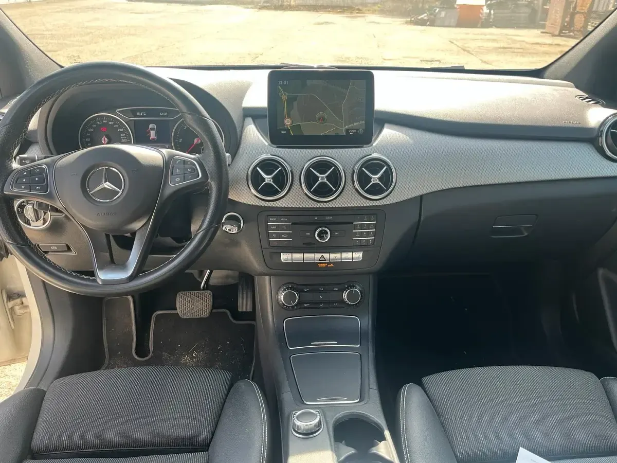 Gebraucht Mercedes B220 177 PS (130 kW) 2017 Weiß Van / Kleinbus