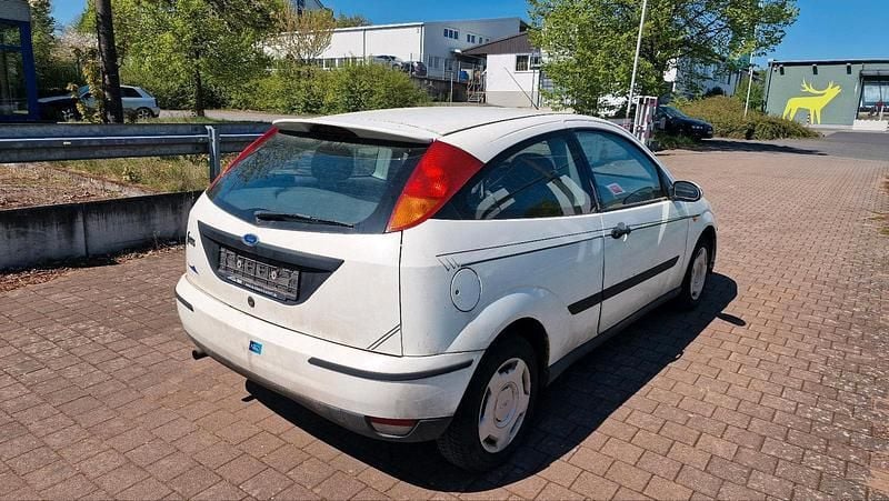 Usado Ford Focus 75 HP (55 kW) 2000 Branco Coupé