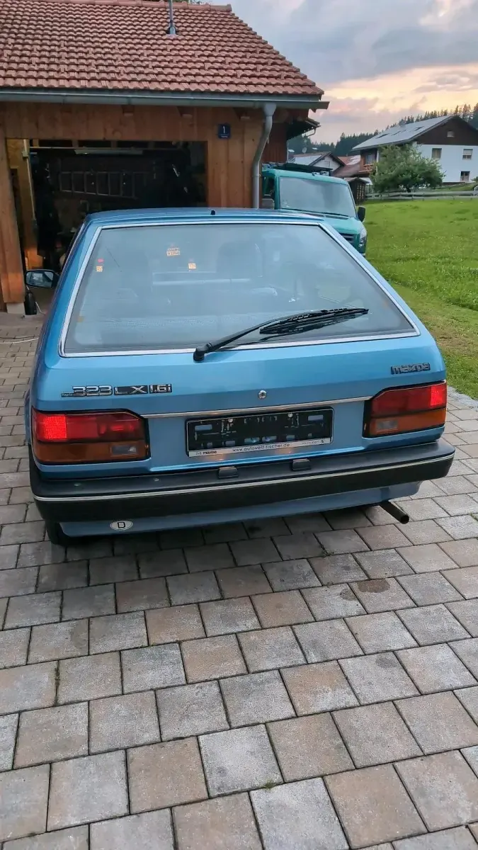 Używany Mazda 323 86 KM (63 kW) 1987 Niebieski Hatchback