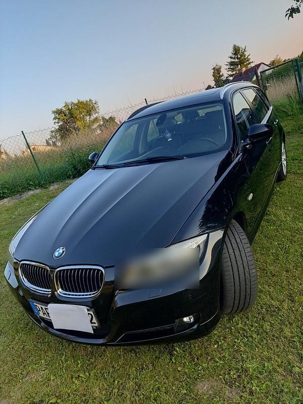 Schwarz Gebraucht 2011 BMW 320 Sport Line Kombi | 8.199 € (Fairer Preis) - Bild 1/4