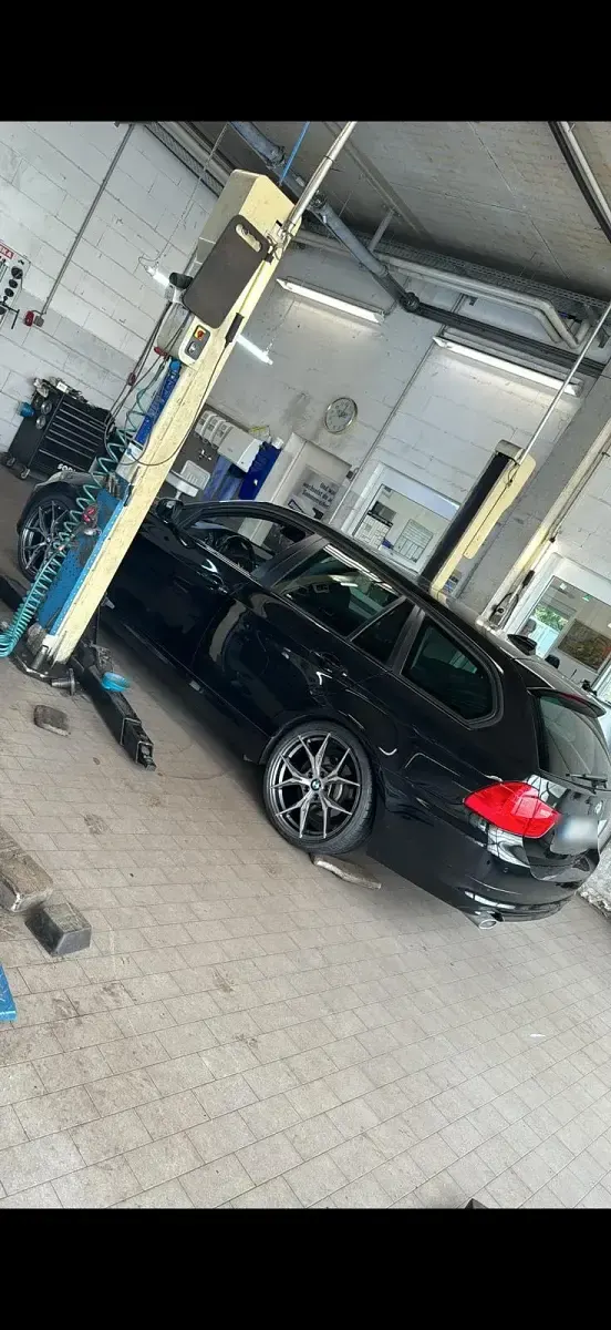 Gebraucht BMW 320 177 PS (130 kW) 2009 Schwarz Kombi