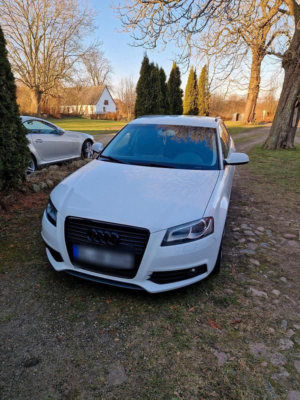 Weiß Gebraucht 2011 Audi A3 Sportback Kleinwagen | 8.600 € (Fairer Preis) - Bild 1/4