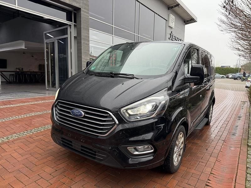Schwarz metallic Gebraucht 2020 Ford Tourneo Custom Titanium Van | 34.580 € (Superpreis) - Bild 1/3