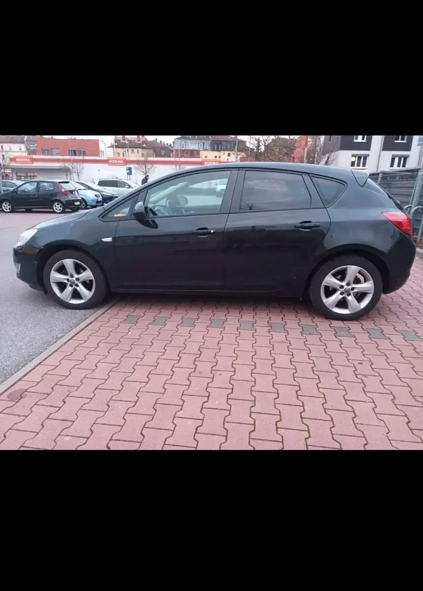 Gebraucht Opel Astra 140 PS (102 kW) 2011 Schwarz Limousine