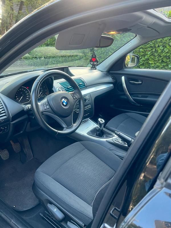 Gebraucht BMW 116 122 PS (89 kW) 2010 Schwarz Kleinwagen