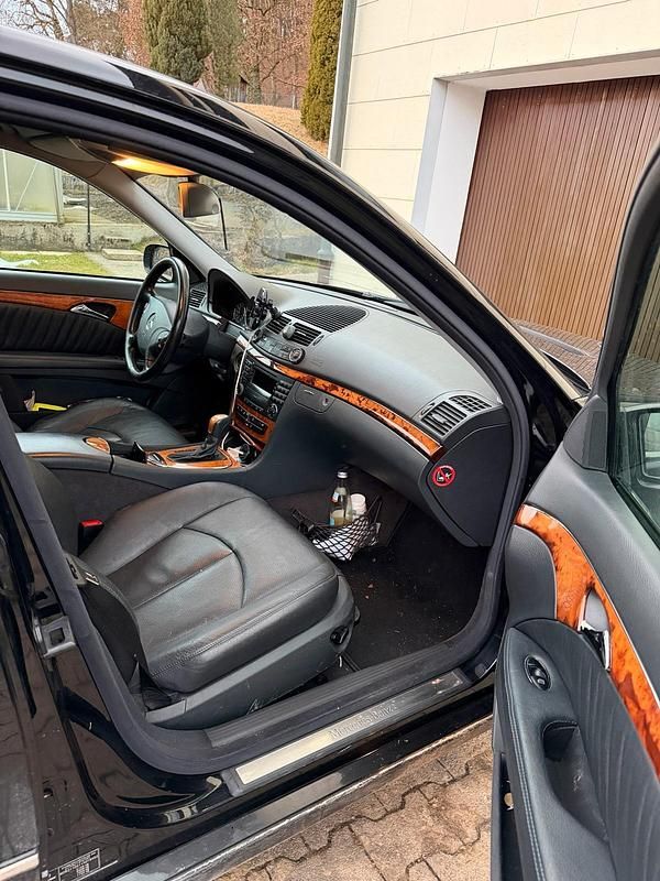 Gebraucht Mercedes E240 177 PS (130 kW) 2003 Schwarz Limousine
