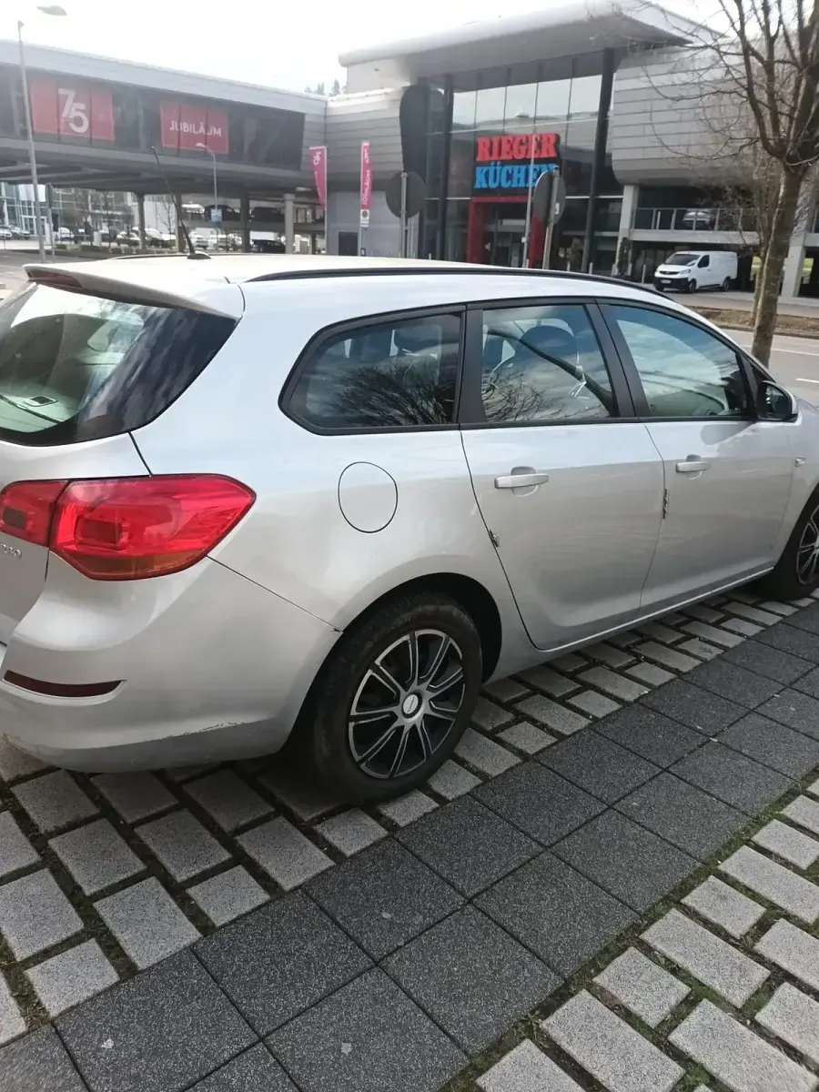 Usata Opel Astra 140 CV (102 kW) 2011 Argento Station wagon