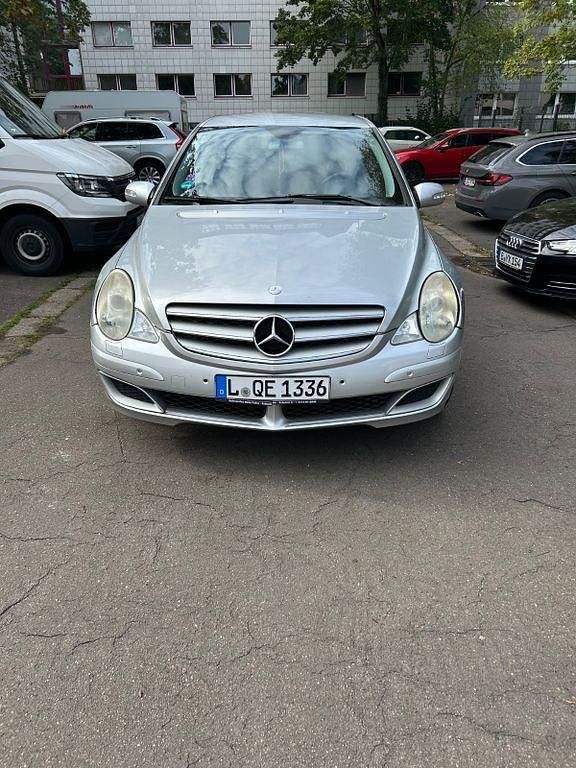 Silber Gebraucht 2006 Mercedes R320 Van / Kleinbus | 6.500 € (Fairer Preis) - Bild 1/4