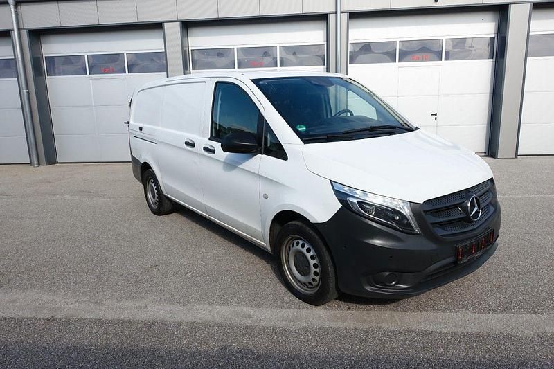 Weiß Gebraucht 2019 Mercedes Vito Van / Kleinbus | 16.300 € - Bild 1/4