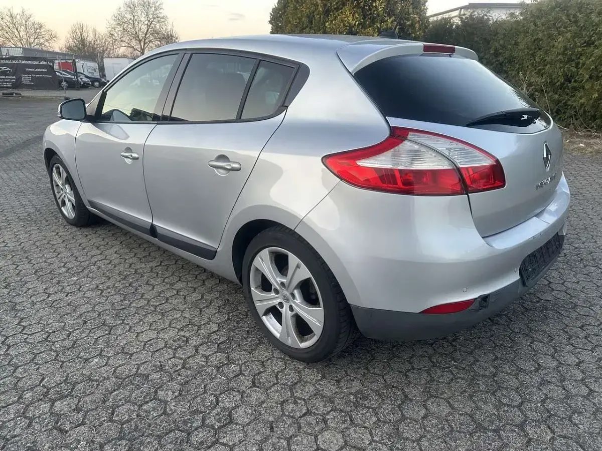 Gebraucht Renault Mégane III Dynamique 106 PS (77 kW) 2010 Platingrau Kleinwagen