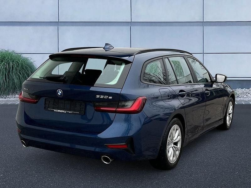 Gebraucht BMW 330e Advantage 292 PS (214 kW) 2022 Phytonicblau Kombi