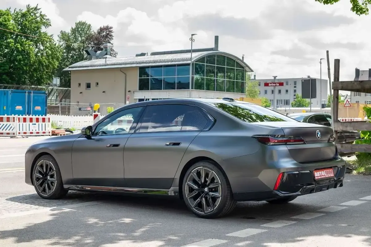 Gebraucht BMW 740 M Sport 299 PS (219 kW) 2025 Grau Limousine