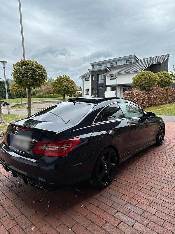 Gebraucht Mercedes E350 AMG 231 PS (169 kW) 2009 Blau Coupé