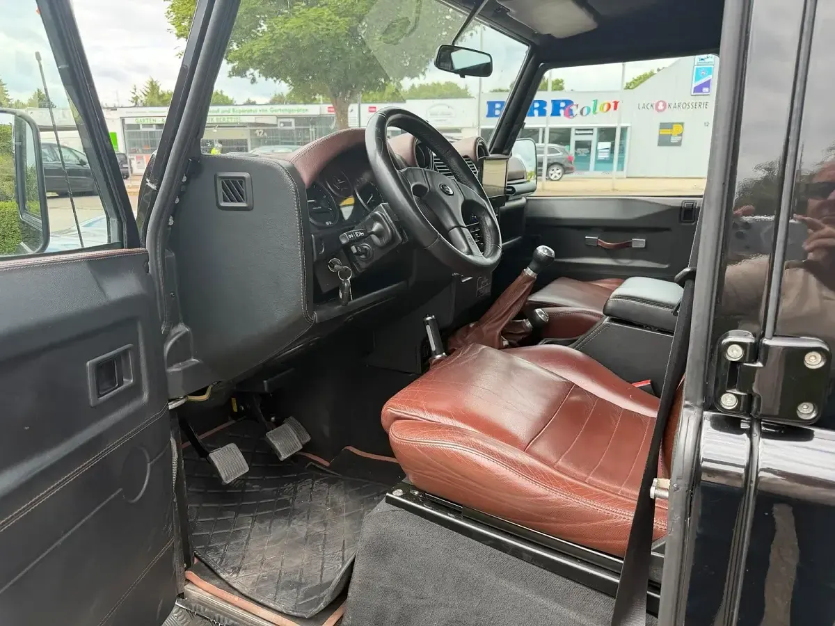 Gebraucht Land Rover Defender 122 PS (89 kW) 2011 Schwarz SUV