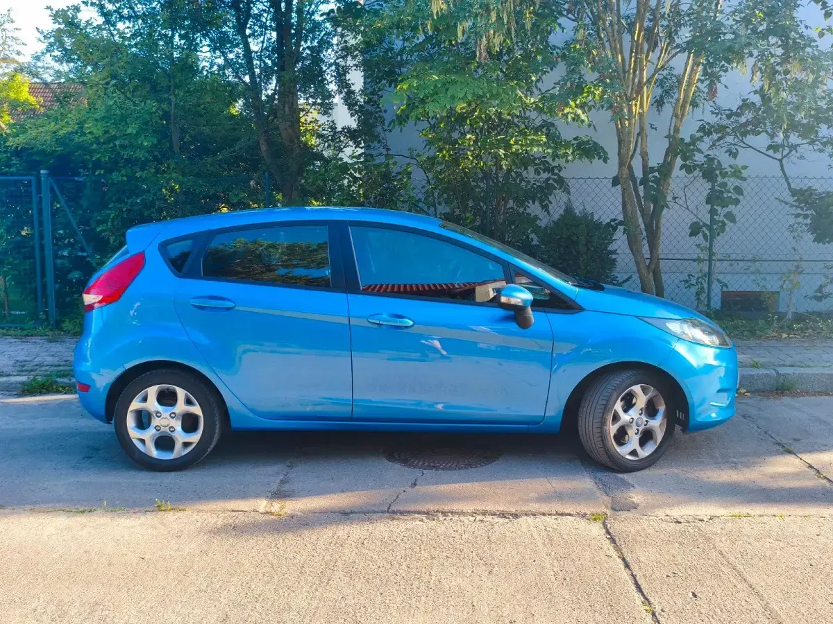 Gebraucht Ford Fiesta 82 PS (60 kW) 2012 Blau Kleinwagen