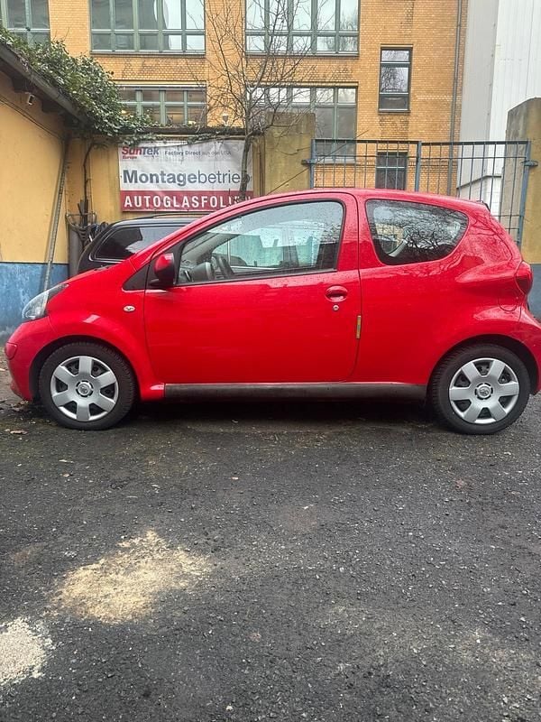 Gebraucht Toyota Aygo 70 PS (51 kW) 2007 Rot Kleinwagen