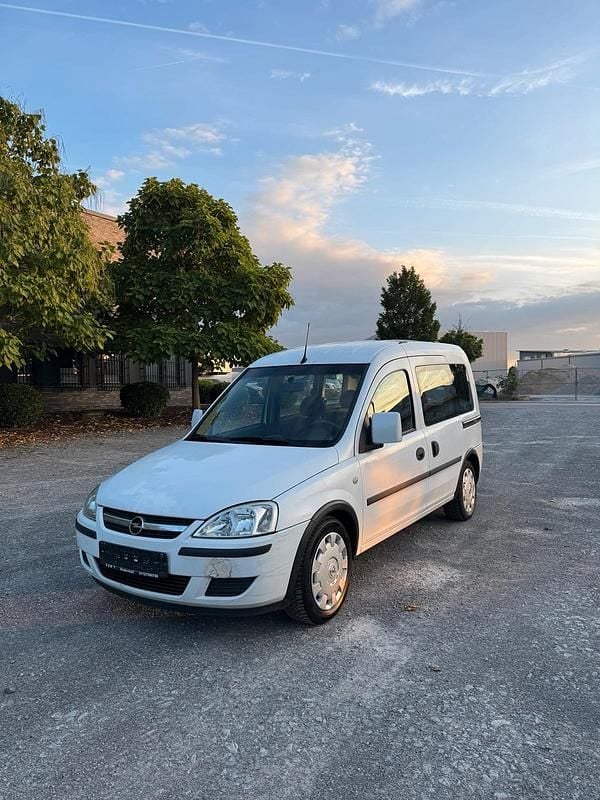 Weiß Gebraucht 2005 Opel Combo Limousine | 800 € - Bild 1/4