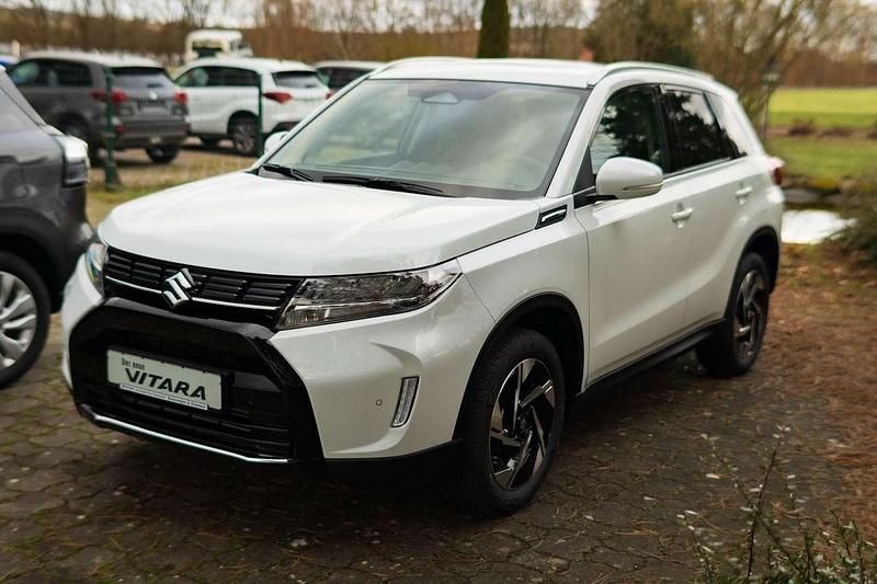 Cool white pearl metallic Neu 2025 Suzuki Vitara Comfort+ SUV | 28.200 € (Fairer Preis) - Bild 1/4