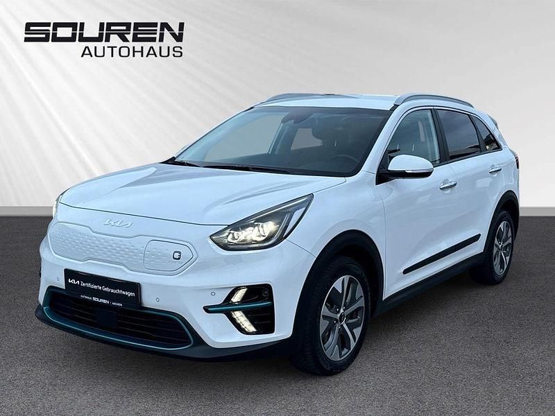 (ud) schneeweiß Gebraucht 2021 Kia e-Niro Spirit SUV | 24.590 € (Fairer Preis) - Bild 1/4