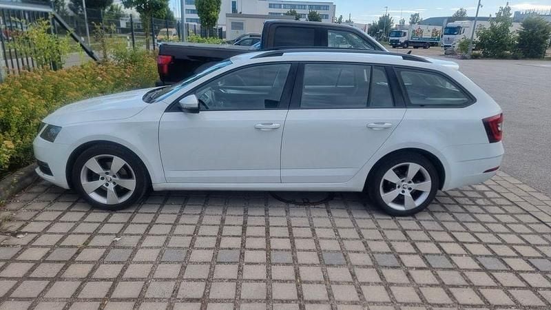 Weiß Gebraucht 2018 Skoda Octavia Clever Kombi | 9.990 € (Guter Preis) - Bild 1/4
