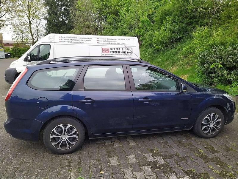 Blau Gebraucht 2011 Ford Focus Kombi | 2.900 € (Superpreis) - Bild 1/4