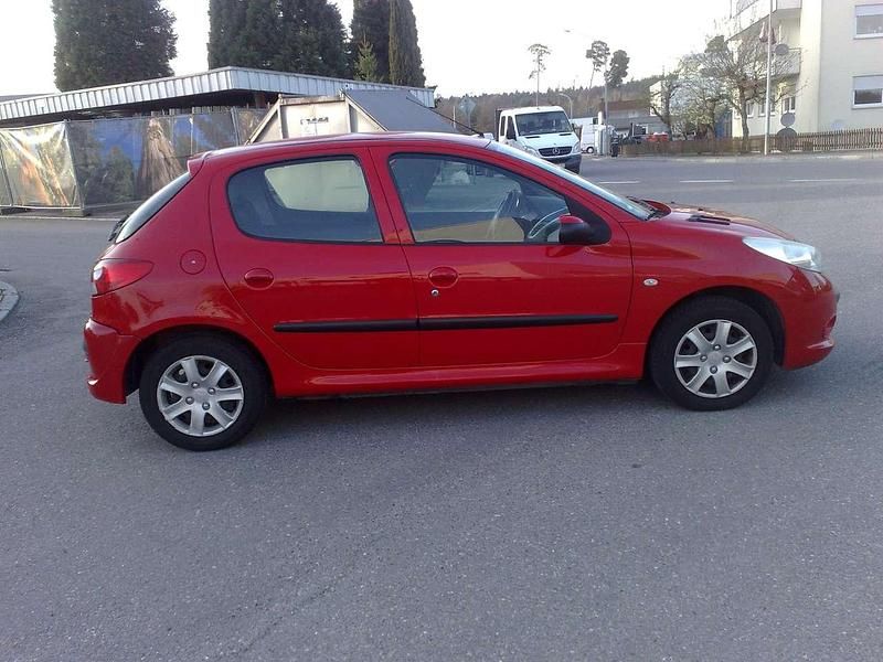 Gebraucht Peugeot 206 60 PS (44 kW) 2010 Rot Limousine