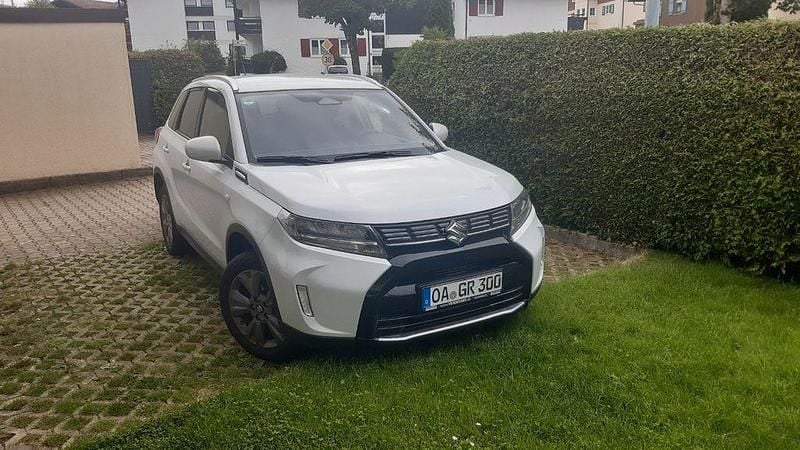 Weiß Gebraucht 2024 Suzuki Vitara Comfort SUV | 22.900 € (Superpreis) - Bild 1/4