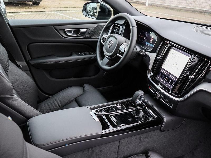 Neu Volvo V60 Plus 310 PS (228 kW) 2026 Grün Kombi