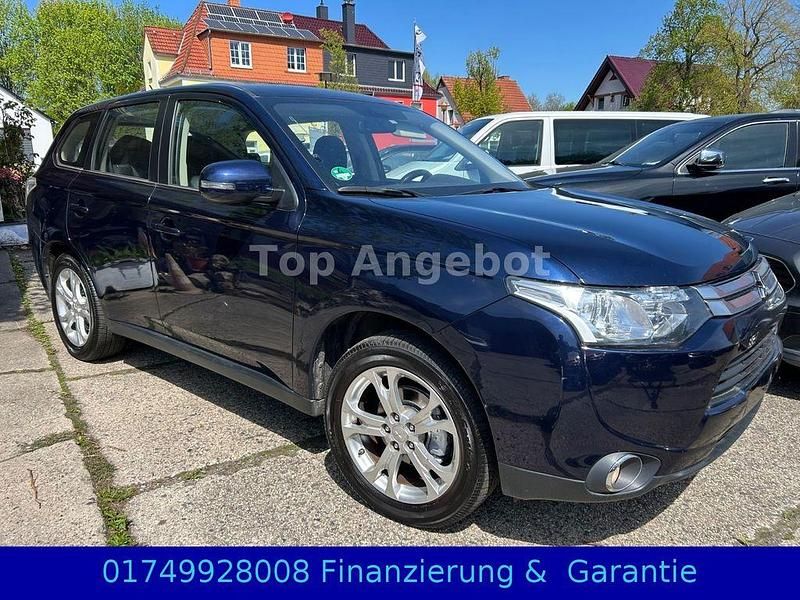 Blau Gebraucht 2015 Mitsubishi Outlander Classic Collection SUV | 10.499 € - Bild 1/4