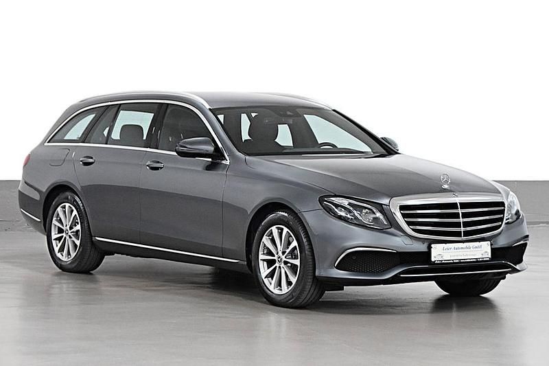 Grau Gebraucht 2017 Mercedes E220 Exclusive Limousine | 24.490 € (Superpreis) - Bild 1/4