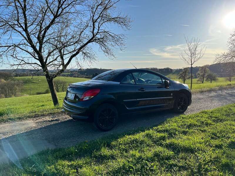 Schwarz Gebraucht 2011 Peugeot 207 CC Roland Garros Cabrio | 4.700 € (Fairer Preis) - Bild 1/4