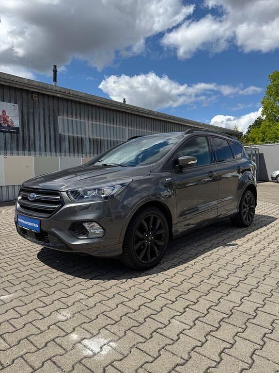 Grau Gebraucht 2017 Ford Kuga ST-Line SUV | 14.990 € (Fairer Preis) - Bild 1/4