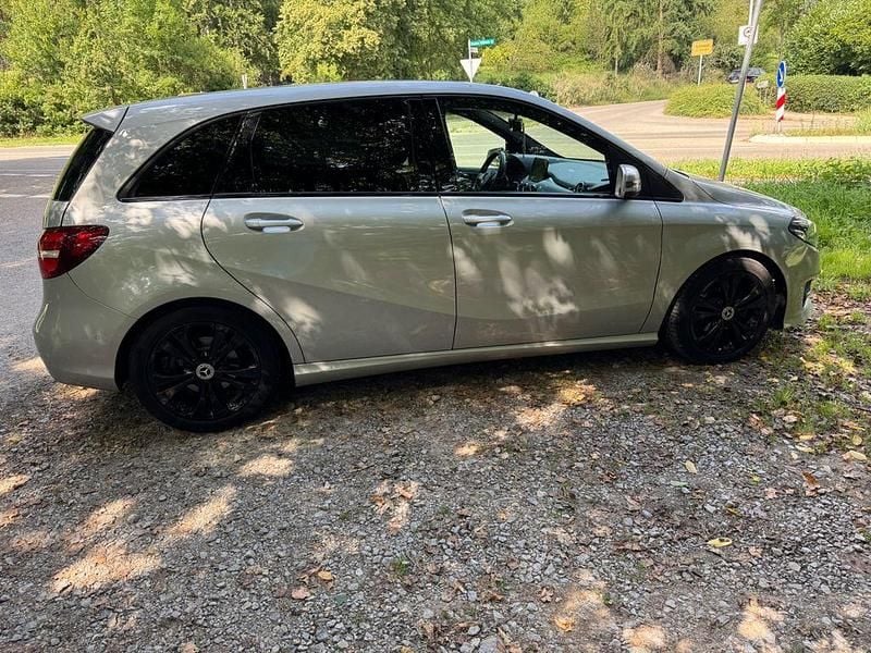 Gebraucht Mercedes B180 109 PS (80 kW) 2015 Silber Van / Kleinbus