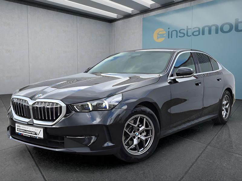 Schwarz Gebraucht 2024 BMW 520 Limousine | 54.949 € (Fairer Preis) - Bild 1/4