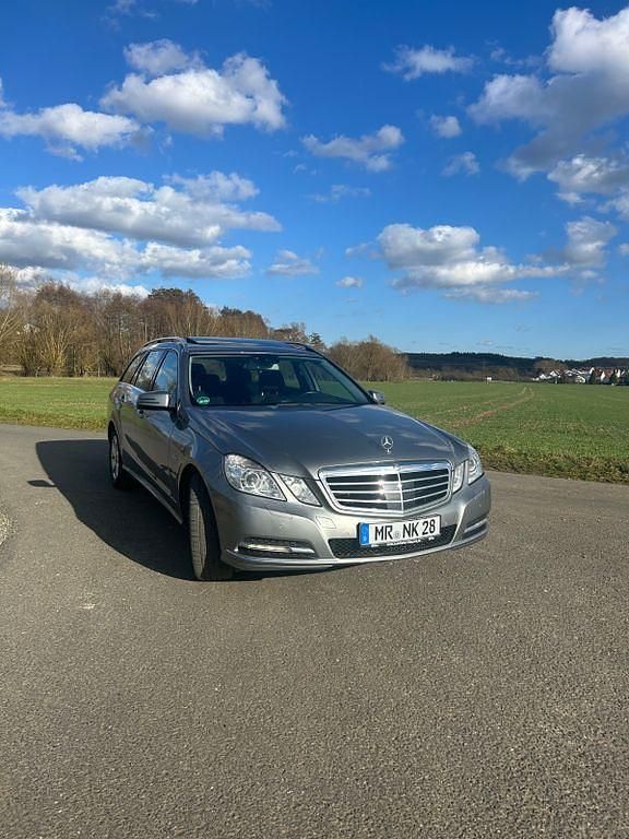 Gebraucht Mercedes E250 204 PS (150 kW) 2010 Grau Limousine