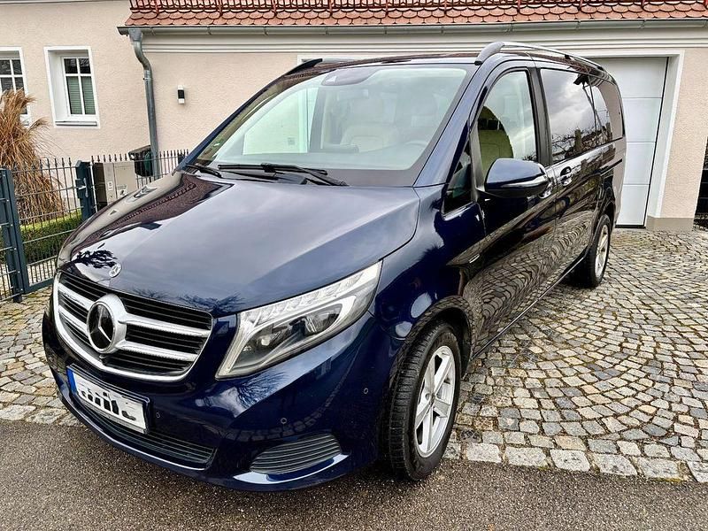 Blau Gebraucht 2017 Mercedes V250 Avantgarde Edition Van / Kleinbus | 31.500 € (Fairer Preis) - Bild 1/4