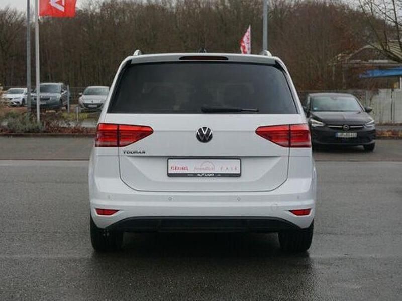Gebraucht VW Touran Active 150 PS (110 kW) 2021 Weiß Van / Kleinbus
