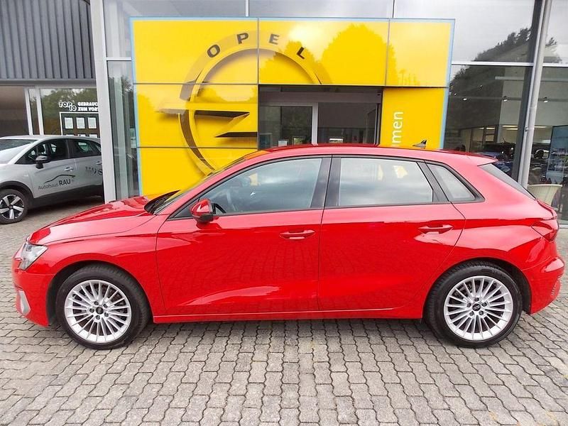 Rot Gebraucht 2023 Audi A3 Sportback Advanced Limousine | 23.990 € (Superpreis) - Bild 1/4