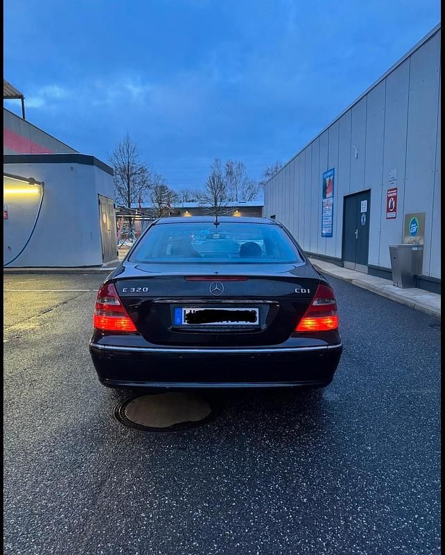 Gebraucht Mercedes E320 Avantgarde 204 PS (150 kW) 2003 Schwarz Limousine