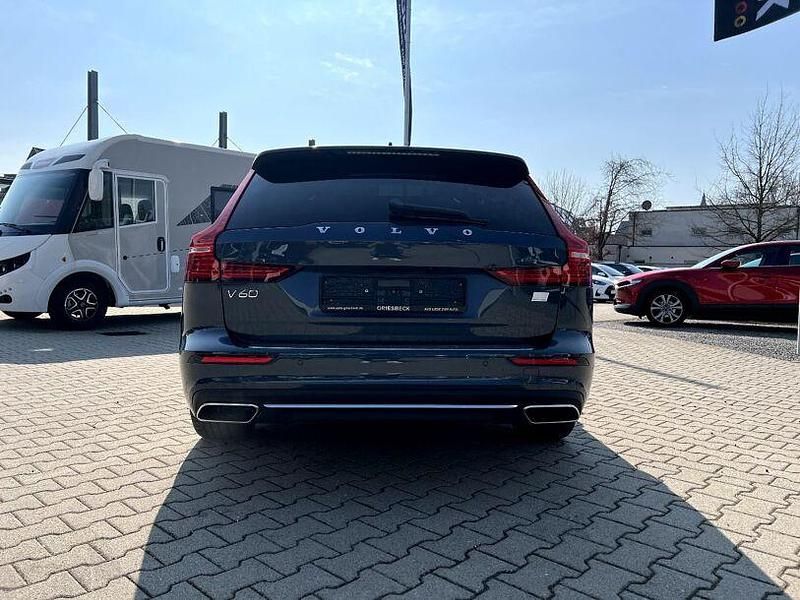 Gebraucht Volvo V60 Plus 455 PS (334 kW) 2022 Denim blue / metallic Kombi