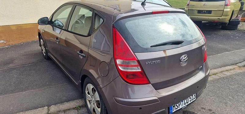 Gebraucht Hyundai i30 Style 116 PS (85 kW) 2011 Braun Limousine