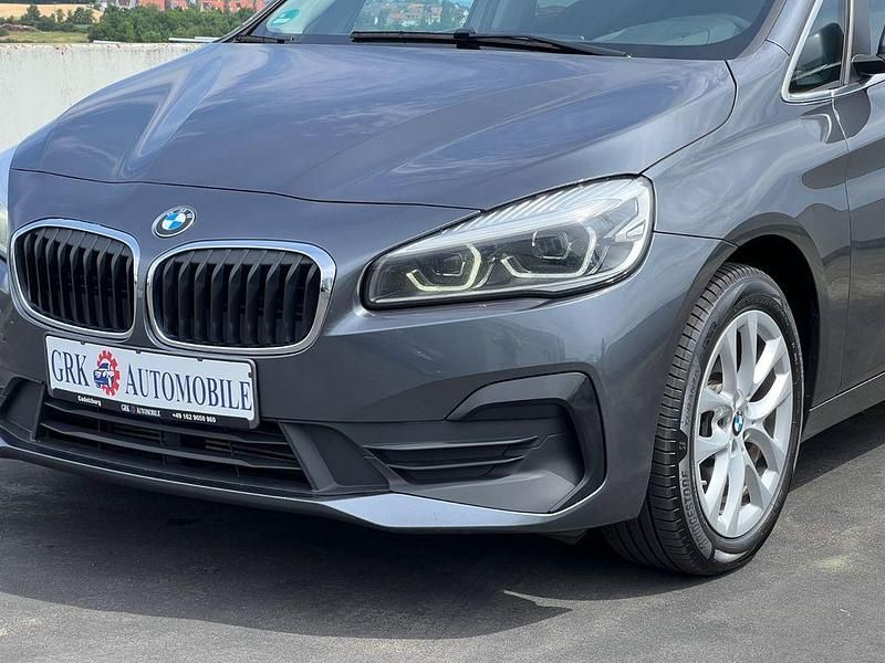 Grau Gebraucht 2020 BMW 218 Gran Tourer Performance Van / Kleinbus | 14.490 € (Fairer Preis) - Bild 1/4