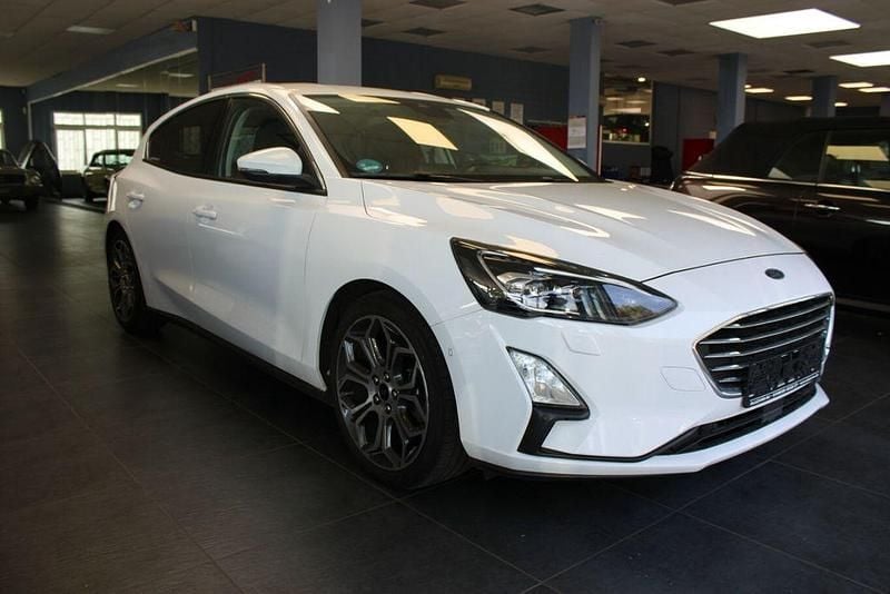 Weiß Gebraucht 2019 Ford Focus Limousine | 13.980 € (Fairer Preis) - Bild 1/4