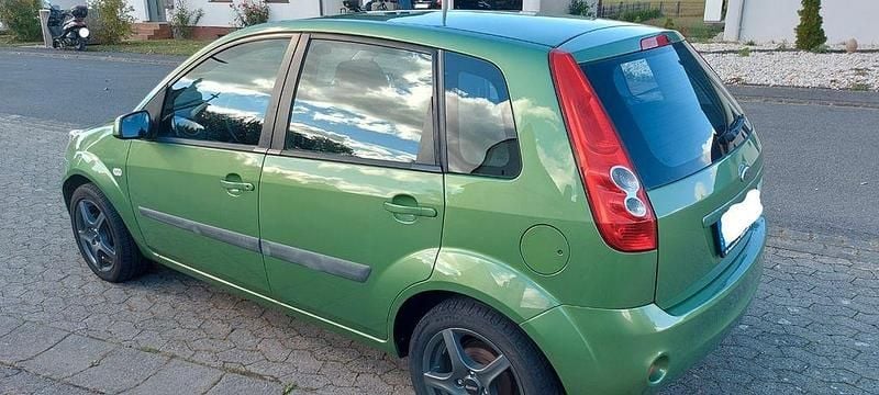 Gebraucht Ford Fiesta 80 PS (58 kW) 2008 Grün Kleinwagen