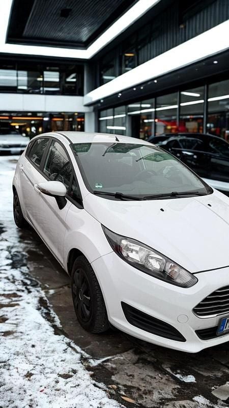Weiß Gebraucht 2015 Ford Fiesta Trend Kleinwagen | 2.900 € (Superpreis) - Bild 1/4