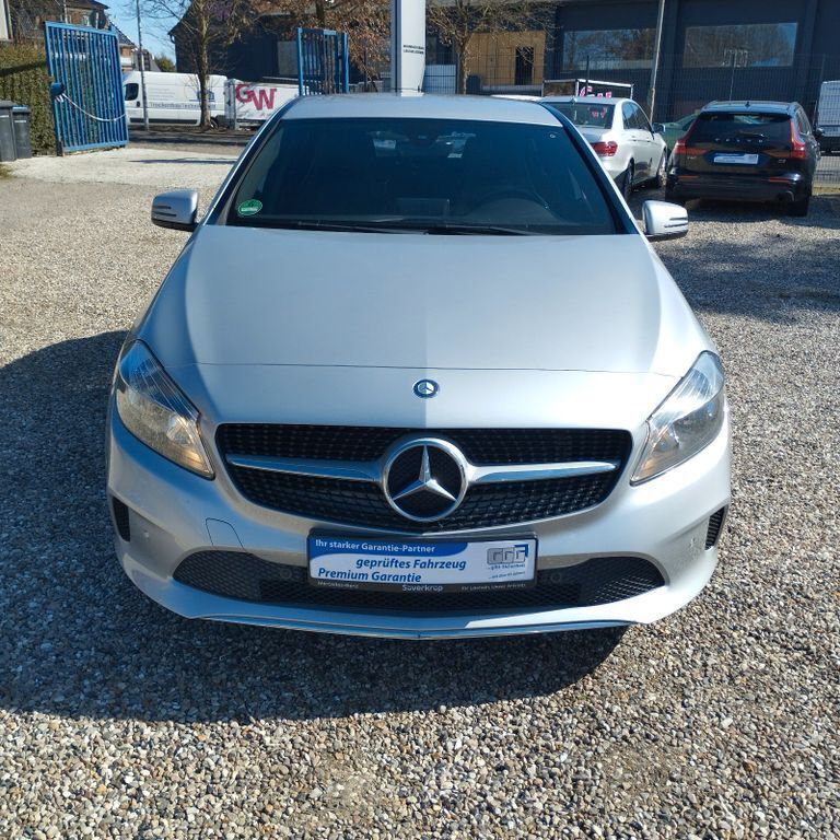 Silber Gebraucht 2015 Mercedes A180 Limousine | 8.669 € (Guter Preis) - Bild 1/4