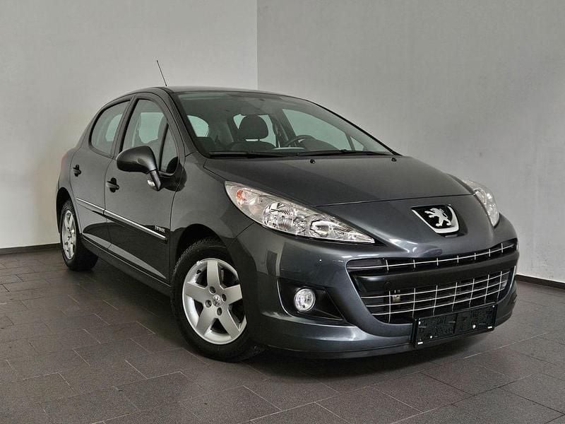 Grau Gebraucht 2012 Peugeot 207 Forever Limousine | 3.999 € (Fairer Preis) - Bild 1/4
