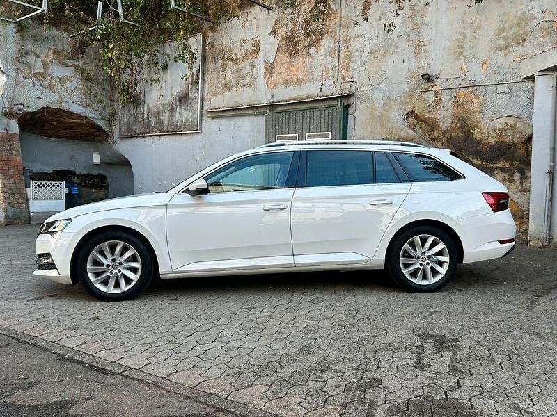 Weiß Gebraucht 2020 Skoda Superb Style Kombi | 16.700 € (Fairer Preis) - Bild 1/4