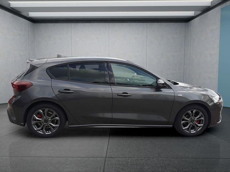 Neu Ford Focus 125 PS (91 kW) 2025 Grau Limousine