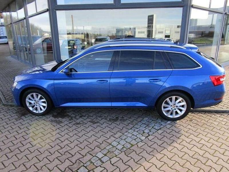 Gebraucht Skoda Superb Ambition 150 PS (110 kW) 2024 Raceblau metallic (metallic) Kombi